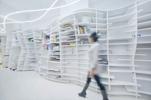 充满曲线的办公室