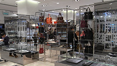 商场四楼女包专卖