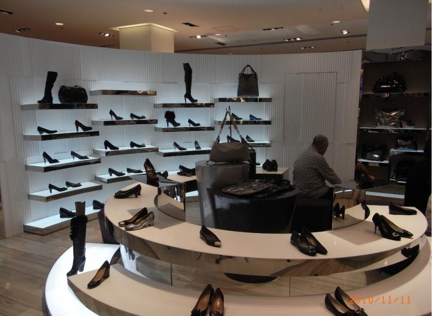 商场四楼女包专卖