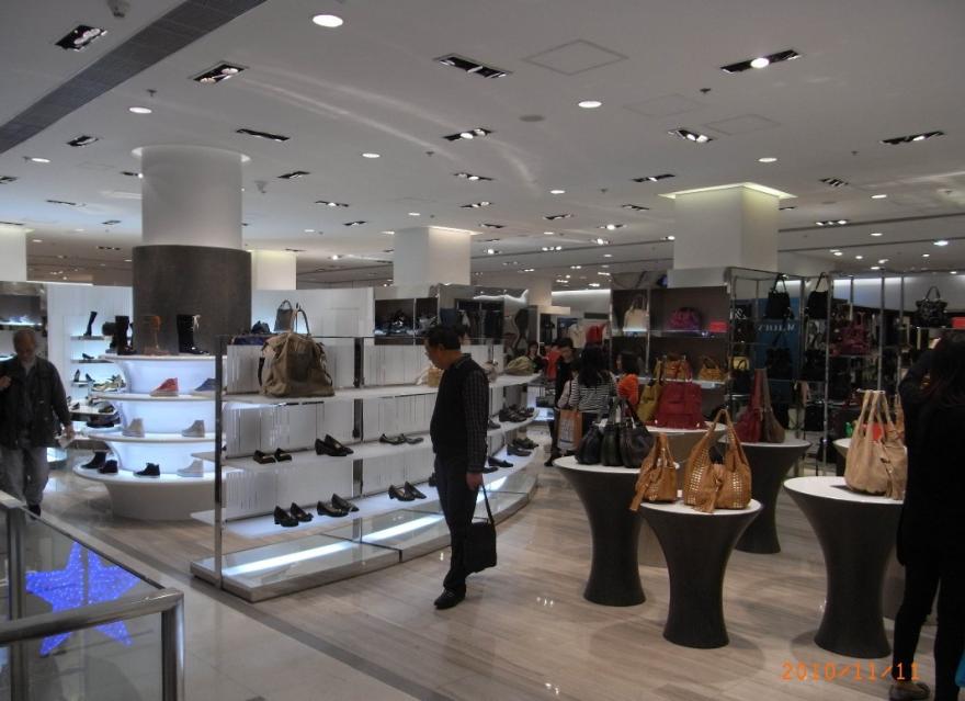 商场四楼女包专卖