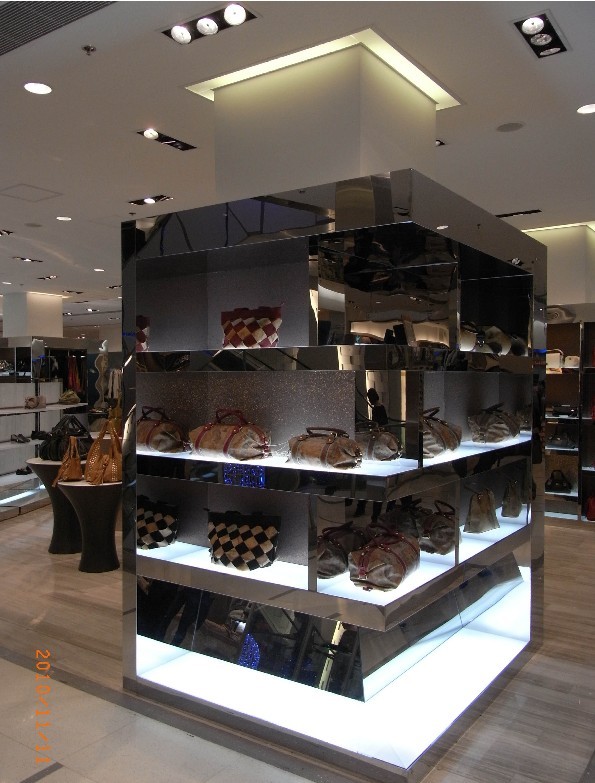 商场四楼女包专卖